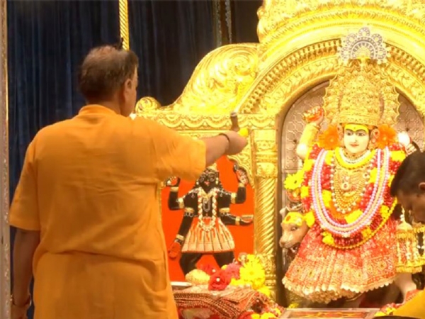 சித்திரை நவராத்திரி எட்டாம் நாள் -  டெல்லி ஜண்டேவாலன் தேவி கோவிலில் அதிகாலை பக்தர் கூட்டம்