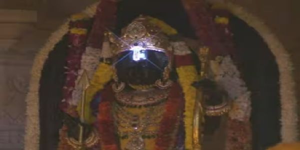 ராம நவமி தினமான இன்று அயோத்தி ராமர் கோவிலில் சூரிய திலக வழிபாடு