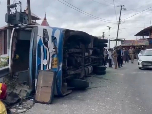 உத்தரகாண்ட் பவாலியில் பேருந்து கட்டுப்பாட்டை இழந்து கவிழ்ந்ததில் ஒருவர் பலி, பலர் காயம் உத்தரகாண்ட் பவாலியில் பேருந்து கட்டுப்பாட்டை இழந்து கவிழ்ந்ததில் ஒருவர் பலி, பலர் காயம்