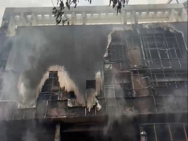 உத்தரப்பிரதேசம் - நொய்டா வணிக வளாகத்தில் தீ விபத்து