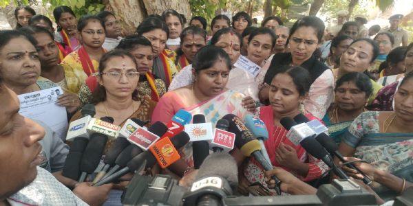 த .வெ.க பெண் நிர்வாகிகளை சர்ச்சைக்குரிய கருத்து -நடவடிக்கை எடுக்க வலியுறுத்தி த.வெ.க கட்சியின் மகளிரணியினர் புகார்