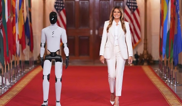 11 மொழிகளில் பேசும் மனித வடிவ ரோபோ அறிமுகம் 11 மொழிகளில் பேசும் மனித வடிவ ரோபோ அறிமுகம்