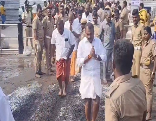 பண்ணாரி அம்மன் குண்டம் திருவிழா -  மத்திய இணை அமைச்சர் எல்.முருகன் தீ மிதித்து வழிபாடு