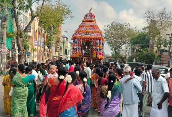 கடலூரில் பாண்டியநாயகம் கோயில் பங்குனி உத்திர உற்சவத்தை முன்னிட்டு ஸ்ரீ சுப்ரமணியர் தேரோட்டம் கடலூரில் பாண்டியநாயகம் கோயில் பங்குனி உத்திர உற்சவத்தை முன்னிட்டு ஸ்ரீ சுப்ரமணியர் தேரோட்டம்