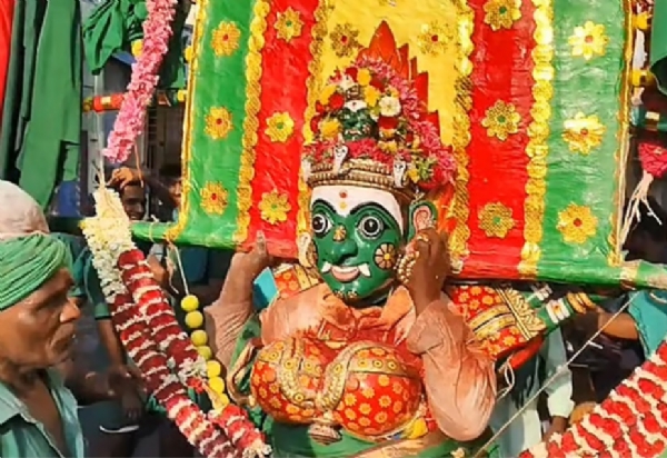 தஞ்சாவூரில் பச்சைக்காளி பவளக்காளி திருவீதியுலா  - திரளான பக்தர்கள் வழிபாடு