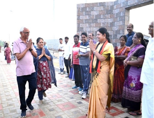 தூத்துக்குடி முத்துநகர் கடற்கரையில் அமைச்சர்  கீதா ஜீவன் வாக்கு சேகரிப்பு