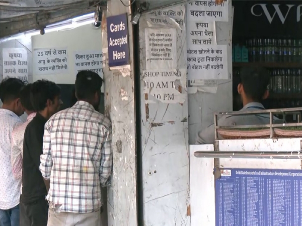 ஹோலி பண்டிகையின் போது மதுபானக் கடைகள் திறக்கப்பட்டதால் பாஜகவை காங்கிரஸ் தலைவர் கடுமையாக விமர்சனம் ஹோலி பண்டிகையின் போது மதுபானக் கடைகள் திறக்கப்பட்டதால் பாஜகவை காங்கிரஸ் தலைவர் கடுமையாக விமர்சனம்