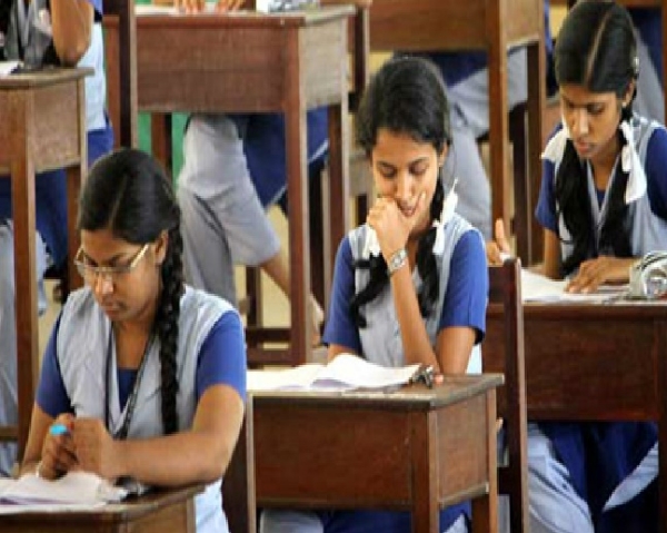 10ம் வகுப்பு பொதுத்தேர்வு எழுதும் மாணவர்களுக்கான ஹால்டிக்கெட் இன்று வெளியீடு 10ம் வகுப்பு பொதுத்தேர்வு எழுதும் மாணவர்களுக்கான ஹால்டிக்கெட் இன்று வெளியீடு