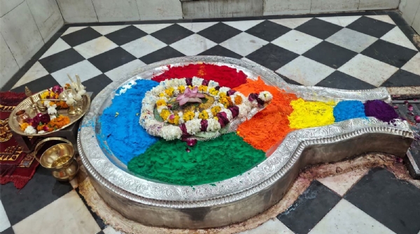 ஹோலி பண்டிகையை முன்னிட்டு ஹரித்வார் ஸ்ரீ சந்திரேஷ்வர் கோவிலில் வண்ணப் பொடிகளால் அலங்கரிக்கப்பட்ட சிவலிங்கம் ஹோலி பண்டிகையை முன்னிட்டு ஹரித்வார் ஸ்ரீ சந்திரேஷ்வர் கோவிலில் வண்ணப் பொடிகளால் அலங்கரிக்கப்பட்ட சிவலிங்கம்