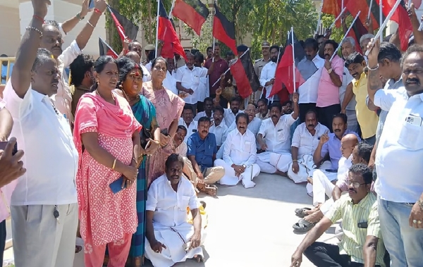 திருச்சி ரயில்வே அலுவலக நுழைவாயிலில் இந்தியில் பெயர் - திமுகவினர் முற்றுகை போராட்டம் திருச்சி ரயில்வே அலுவலக நுழைவாயிலில் இந்தியில் பெயர் - திமுகவினர் முற்றுகை போராட்டம்