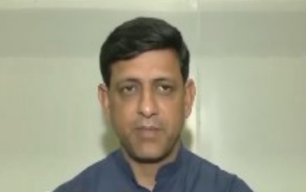 இந்தூரில் உள்ள சோய்த்ரம் மண்டியில் கழிவுநீர் குழாய் சுத்தம் செய்யும் போது இறந்த தொழிலாளர்களின் குடும்பங்களுக்கு இன்று நிதியுதவி வழங்கிய மேயர்