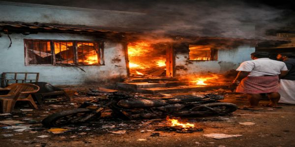 அமமுக கட்சி நிர்வாகி வீட்டின் மீது பெட்ரோல் குண்டு வீச்சு - பொது சொத்தை சேதப்படுத்தியதால் தட்டிக்கேட்டதால் பெட்ரோல் குண்டு வீச்சு