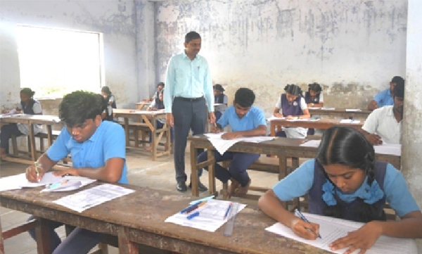 12-ஆம் வகுப்பு பொதுத்தேர்வு மையங்களில் தூத்துக்குடி மாவட்ட ஆட்சியர் நேரில் ஆய்வு