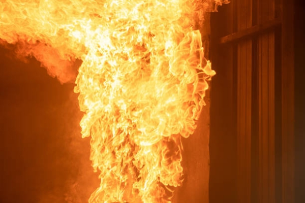 டெல்லி ரிதாலா மெட்ரோ நிலையம் அருகே உள்ள குடிசைப் பகுதியில் பெரும் தீ விபத்து