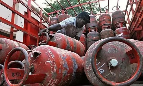 நாடு முழுவதும் கேஸ் சிலிண்டர் விலை நள்ளிரவில் அதிகரிப்பு