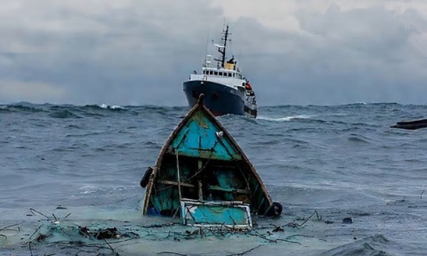 கேரளாவில் வெளிநாட்டு சரக்குக் கப்பல் மீது மீன்பிடி படகு மோதியதால் விபத்து - 2 மீனவர்கள் மாயம்