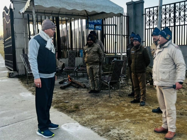 உத்தரகண்ட் சட்டமன்றத்தின் பட்ஜெட் கூட்டத்தொடர் முன்னதாக இன்று காலை துப்புரவுப் பணியாளர்கள், காவல்துறை ஊழியர்களைச் சந்தித்த முதல்வர் புஷ்கர் சிங் தாமி