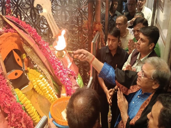 கொல்கத்தாவில் காளிகாட் கோயிலுக்கு வருகை தந்த தலைமை தேர்தல் ஆணையர் ஞானேஷ் குமார் - கருப்புக் கொடிகளை அசைத்த ஆர்ப்பாட்டக்காரர்கள்