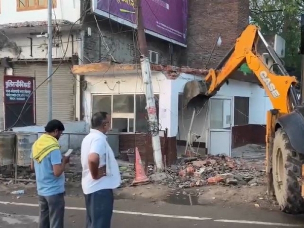 உ.பி. சீதாப்பூரில் கேப்டன் மனோஜ் பாண்டே சந்திப்பு அலங்கரிப்பு – சட்டவிரோத ஆக்கிரமிப்புகள் அகற்றப்பட்டன