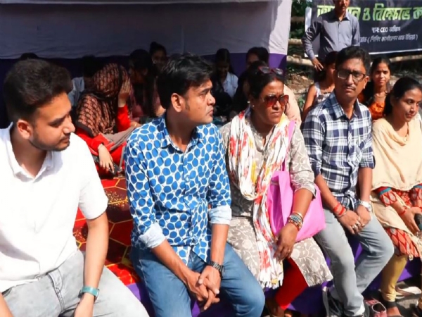 படிவம் 6 முறைகேடுகள் - திரிணாமூல் காங்கிரஸ் ஆதரவாளர்கள் கொல்கத்தா தலைமைத் தேர்தல் அலுவலகம் முன் காலவரையற்ற போராட்டம்