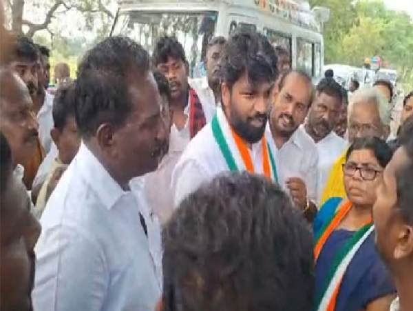 Public Surround Former MLA Uravasi Amirtharaj