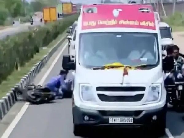 த.வெ.க தலைவர் விஜய் பிரசார வாகனத்தை பின்தொடர்ந்து விபத்தில் சிக்கிய தொண்டர்கள்