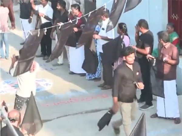 மத்திய அரசின் தொகுதி மறுவரையறை முன்மொழிவுக்கு எதிராக திருச்சியில் கருப்புக்கொடி போராட்டம்