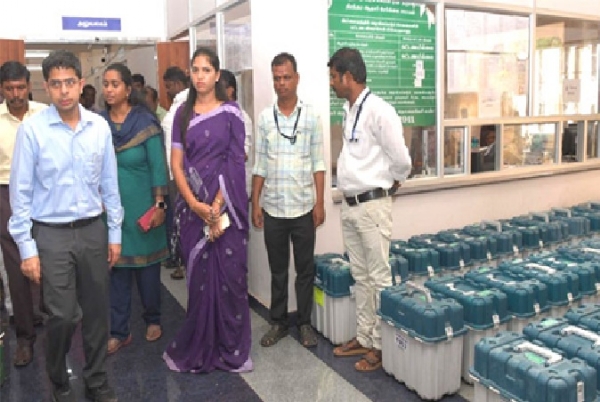 வாக்குப்பதிவு இயந்திரங்களில் வேட்பாளர் சின்னம் பொருத்தும் பணிகள்  குறித்து தூத்துக்குடி ஆட்சியர் ஆய்வு