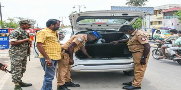 சென்னையில் தேர்தல் பறக்கும் படையினர் சோதனை - அதிமுக நிர்வாகியிடம் ரூ.2 லட்சம் பறிமுதல்