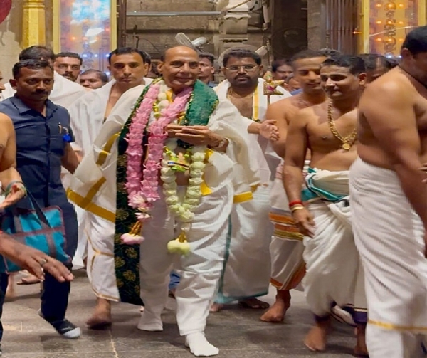 திருச்செந்தூர் முருகன் கோயிலில் மத்திய அமைச்சர் ராஜ்நாத் சிங் வழிபாடு