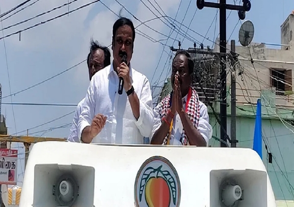 கொள்ளையடித்த பணத்தை வாக்காளர்களுக்கு கொடுக்கிறார்கள் - அன்புமணி விமர்சனம்