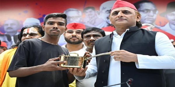 அகிலேஷ் யாதவ் டீ குடித்த கடைக்கு அதிகாரிகள் மிரட்டல் - கடையை மூடுவதாக உரிமையாளர் அறிவிப்பு