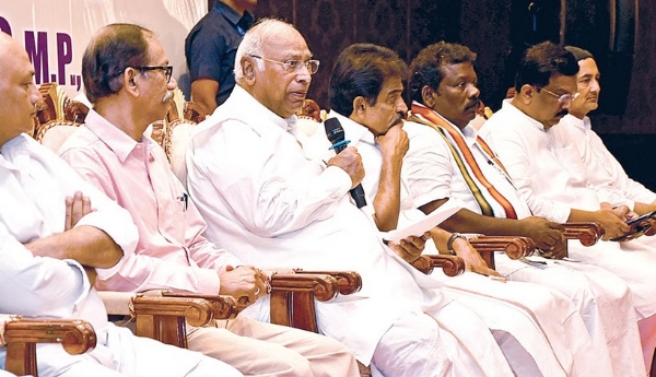 அதிமுக பாஜக-வுடன் இணைவது அண்ணாவின் தத்துவங்களுக்குச் செய்யும் துரோகம் - மல்லிகார்ஜுனா கார்கே