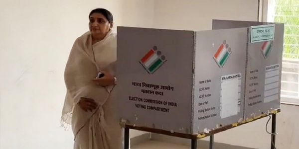 பாராமதி, ரகுரி தொகுதி இடைத்தேர்தல் வாக்காளர்கள் ஆதரவளிக்க வேண்டும் – வாக்களித்த பின் சுனேத்ரா பவார் வேண்டுகோள்