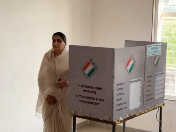 பாராமதி இடைத்தேர்தலில் துணை முதல்வர் சுனேத்ரா பவார் வாக்குப்பதிவு