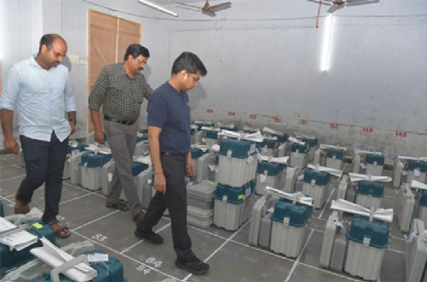 Inspects Electronic Voting Machines in Strong Room