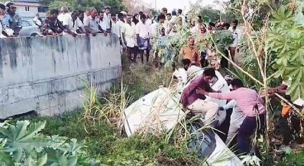 Car overturns in Salem