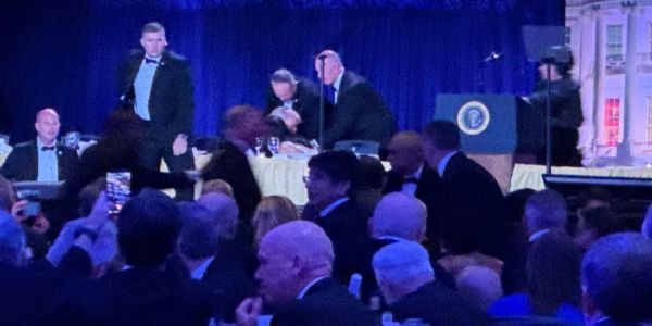 வெள்ளை மாளிகை நிருபர்கள் விருந்தில் பதற்றம் - துப்பாக்கி அச்சுறுத்தலால் அதிபர் டிரம்ப் பாதுகாப்புடன் வெளியேற்றம்