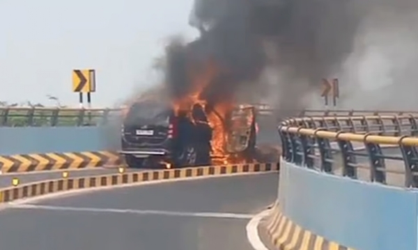 மேம்பாலத்தில் திடீரென தீ பற்றிய கார்