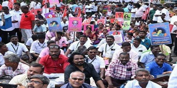 கோவையில் டாஸ்மாக் ஊழியர்கள் முற்றுகை போராட்டம் - ‘காலி பாட்டில் திட்டம்’ ரத்து செய்ய வலியுறுத்தல்