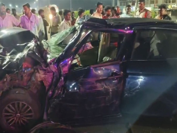 ஆந்திராவில் லாரி மீது கார் மோதிய விபத்தில் -  4 பேர் பலி, ஒருவர் படுகாயம்