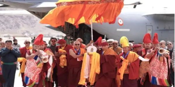 புத்தரின் புனித நினைவுச்சின்னம் சிறப்பு விமானத்தில் லேஹ் நகருக்கு பறக்கவிடப்பட்டது-புத்த பூர்ணிமா நிகழ்ச்சியில் உள்துறை அமைச்சர் பங்கேற்பு