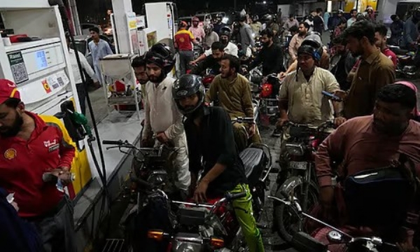 பாகிஸ்தானில் உயர்ந்த பெட்ரோல், டீசல் விலை - இன்று முதல் அமல்