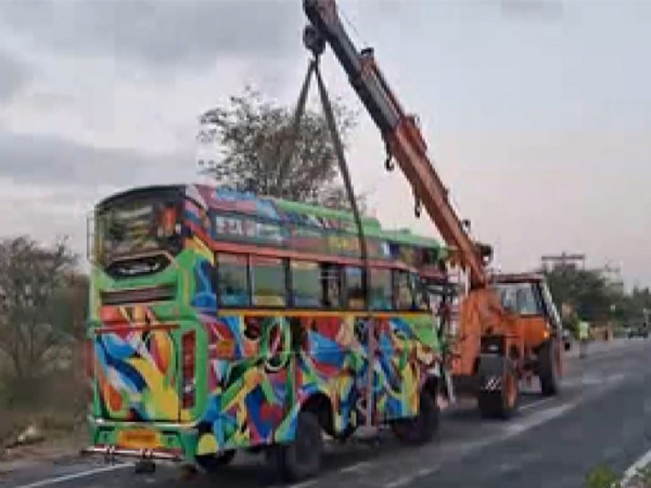 சென்னை-திருச்சி தேசிய நெடுஞ்சாலையில் பயணிகள் வேன் - லாரி மோதல்