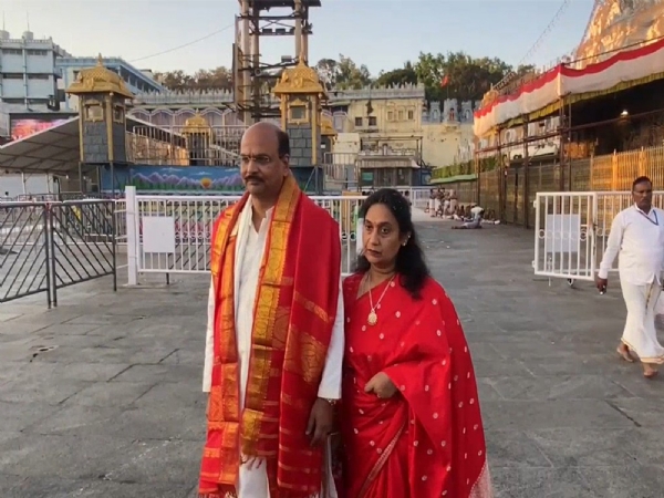 திருப்பதி தேவஸ்தானக் கோவிலில் தெலங்கானா டிஜிபி பி. சிவதர் ரெட்டி வழிபாடு