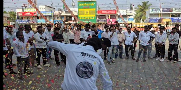 தனுஷ் நடிப்பில் உருவாகியுள்ள அதிரடித் திரைப்படமான 'கரா'- படம் பார்க்க வந்தவர்களை மலர் மழை தூவி உற்சாக வரவேற்பு