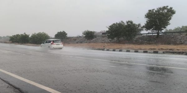 வெயில் வாட்டிய நிலையில் அரவக்குறிச்சி சுற்றுவட்டாரத்தில் பரவலாக மழை