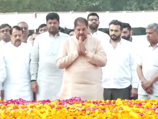 இந்தியாவின் முன்னாள் துணைப் பிரதமர் சௌத்ரி தேவி லாலின் நினைவு நாளில் துஷ்யந்த் சௌதாலா அஞ்சலி