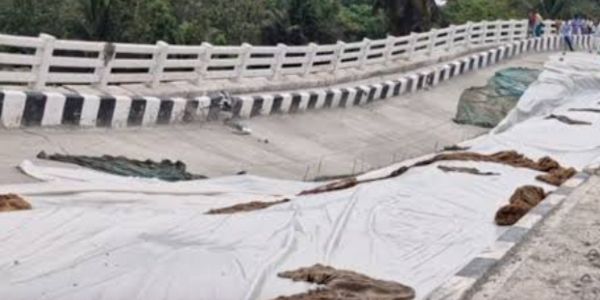 விழுப்புரம் நாகை தேசிய நெடுஞ்சாலையில் மேம்பாலம் 20 அடி உள்வாங்கியதால் போக்குவரத்து நிறுத்தம்