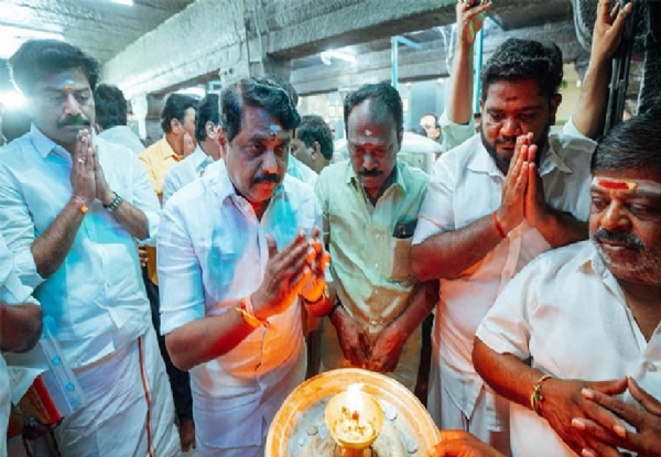 Nainar Nagendran offers worship